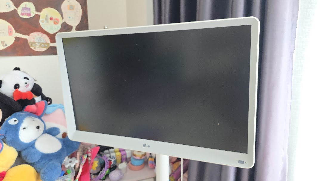 [팝니다] LG TV모니터 27인치, 스탠드에 걸어 써서 받침이 없어서 무료나눔